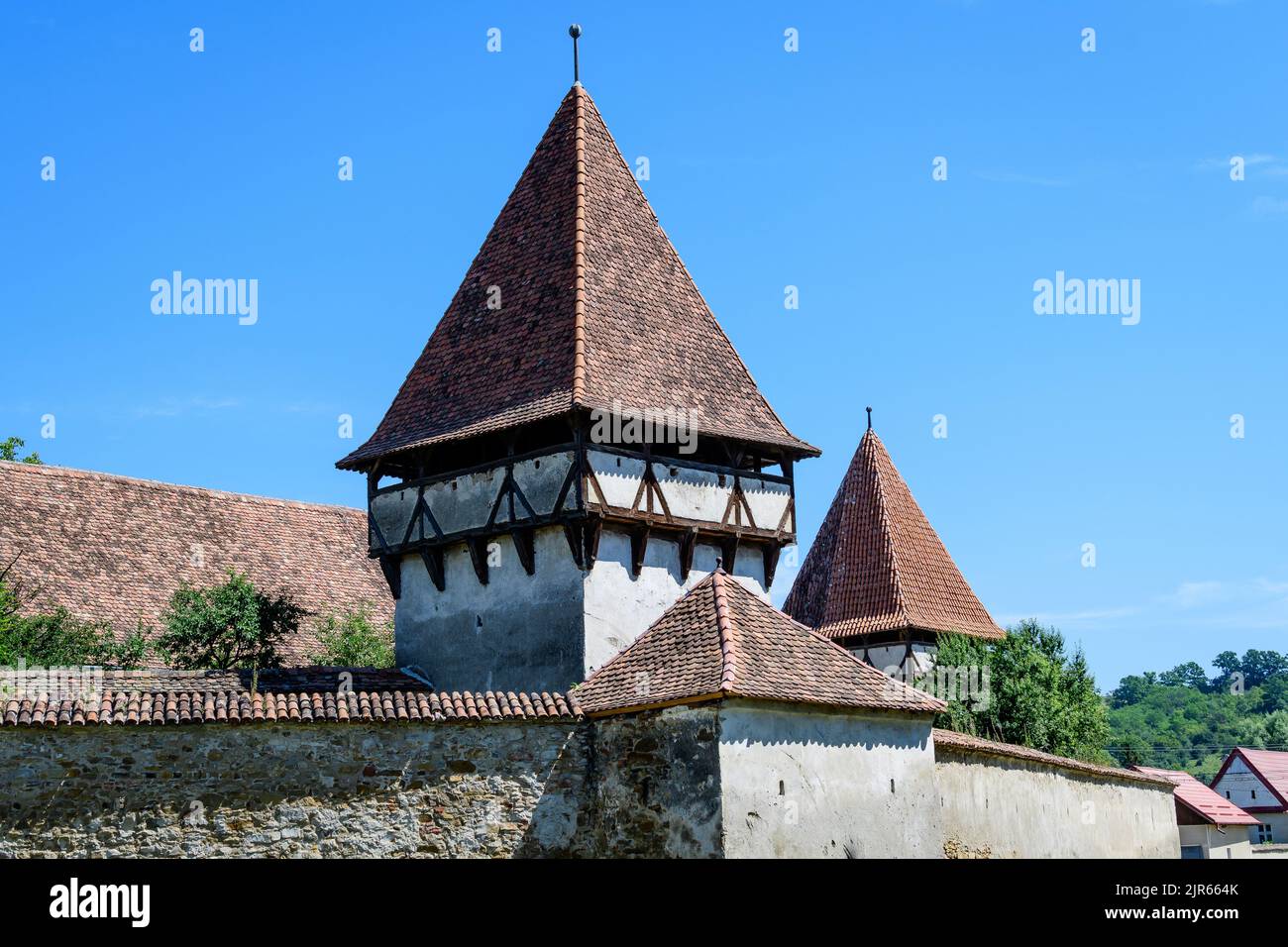 Alter Steinturm an der befestigten Kirche der Heiligen Peter und Paul (Biserica Sfintii Apostoli Petru și Pavel) im Dorf Cincosr, in der Nähe von Fagaras in Siebenbürgen Stockfoto
