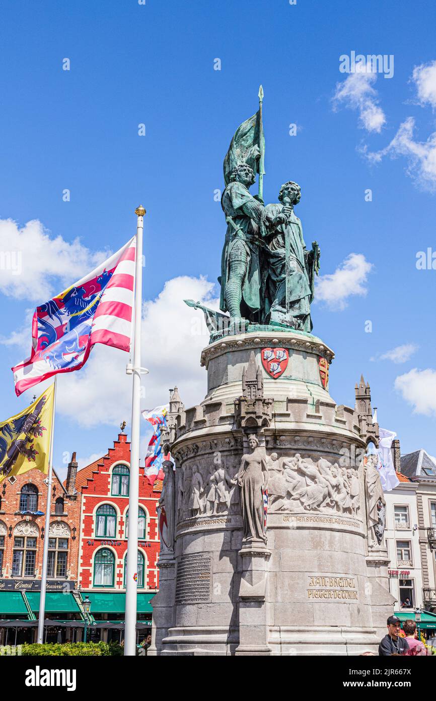 Die Statuen von Jan Breydel und Pieter de Coninck (Freiheitskämpfer gegen die Franzosen im 14.. Jahrhundert) auf dem Marktplatz in Brügge, Belgien Stockfoto