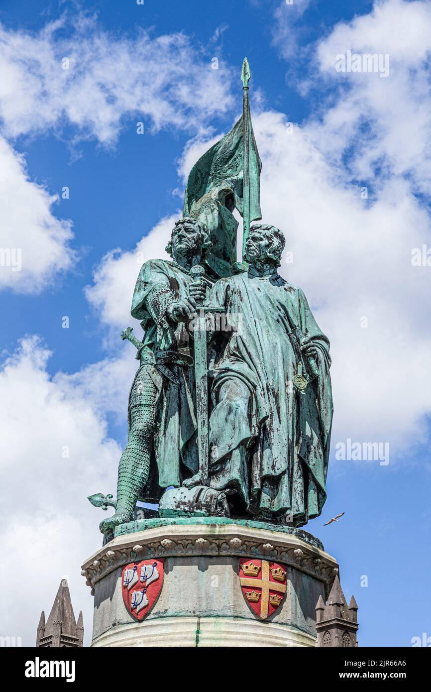 Die Statuen von Jan Breydel und Pieter de Coninck (Freiheitskämpfer gegen die Franzosen im 14.. Jahrhundert) auf dem Marktplatz in Brügge, Belgien Stockfoto