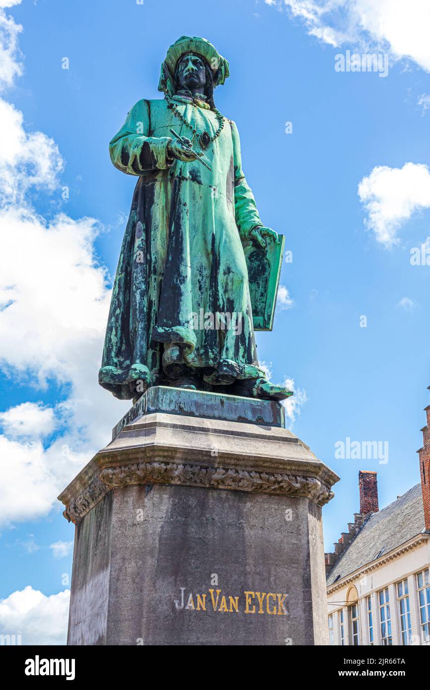 Die Statue zum Gedenken an den Künstler Jean Van Eyck auf dem Jan Van Eyckplein Platz in Brügge, Belgien Stockfoto