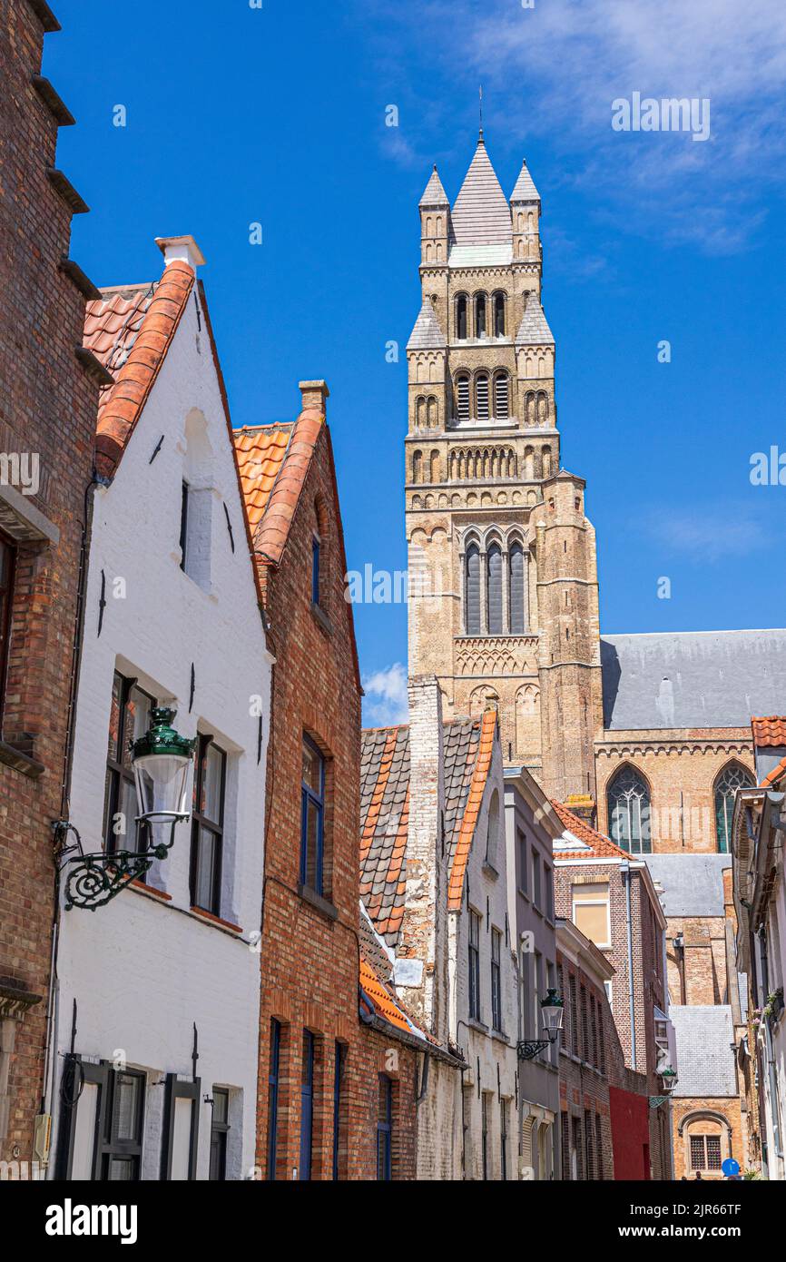 Der Turm der St.-Erlöser-Kathedrale (Sint-Salvatorskathedraal) aus der Kleinen Heiligen Geeststraat in Brügge, Belgien Stockfoto