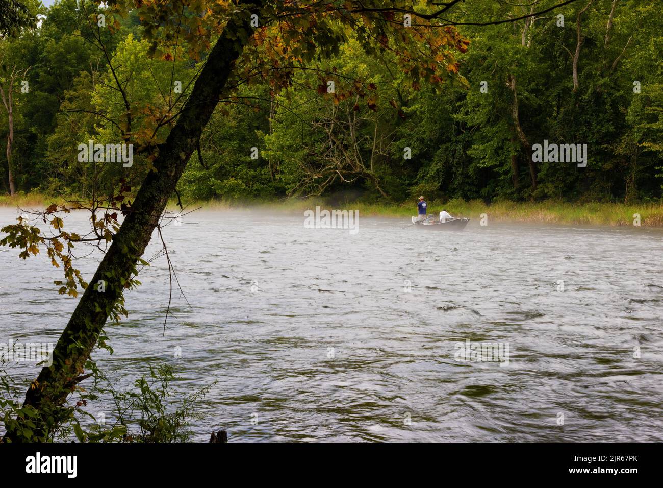 Bristol, Tennessee, USA - Autust 16, 2022: Zwei Minuten Angeln von einem verankerten Boot auf dem South Holston River in der Nähe von Bristol, Tennessee Stockfoto