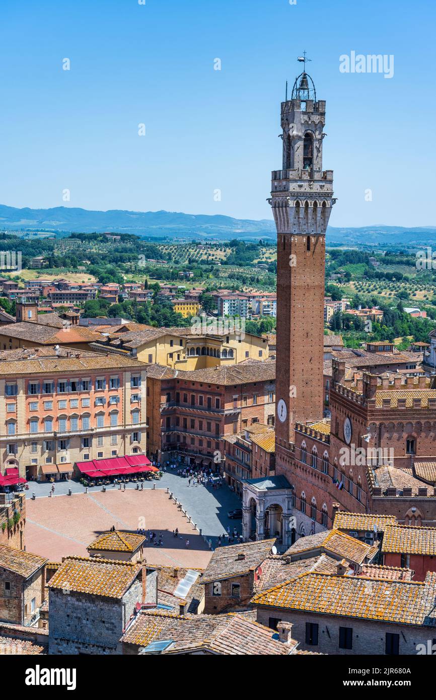 Luftaufnahme über die Dächer zur Piazza del Campo mit dem Torr del Mangia (Glockenturm) rechts vom Aussichtspunkt Facciatone in Siena, Toskana, Italien Stockfoto