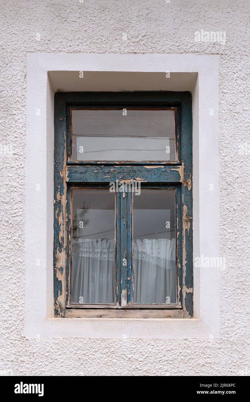 Altes Holzfenster Detail auf traditionellem Haus Stockfoto