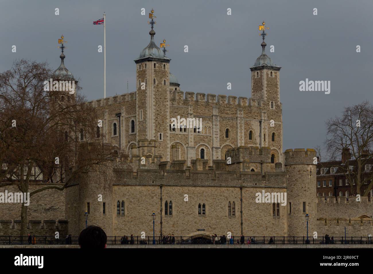 Das schöne Äußere des Tower of London vor einem düsteren Himmel in England Stockfoto