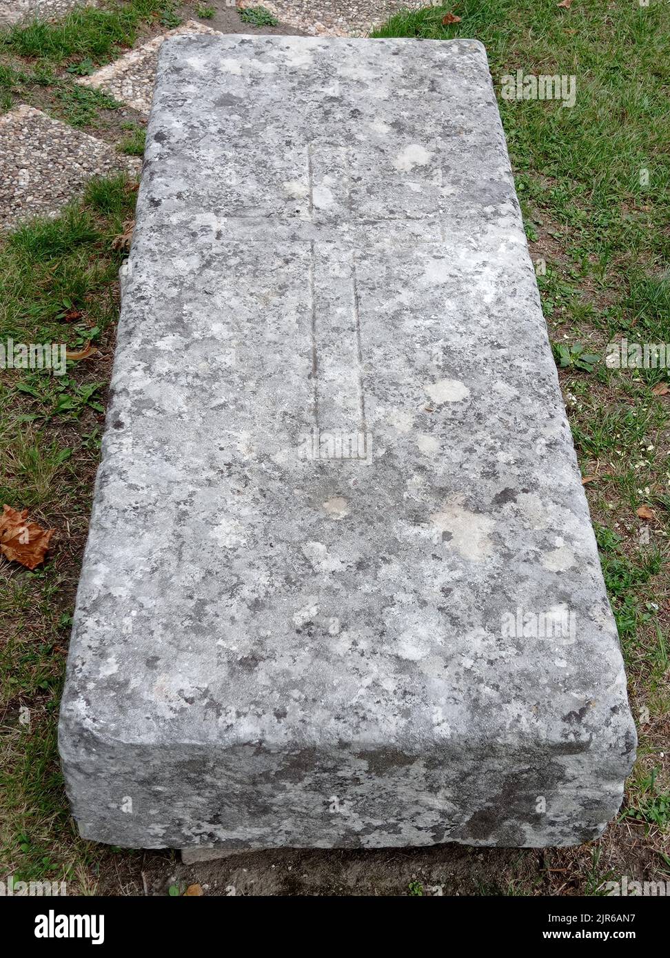 Une tombe devant l'église Saint Pierre Saint Paul à Pellevoisin, Indre, Frankreich Stockfoto