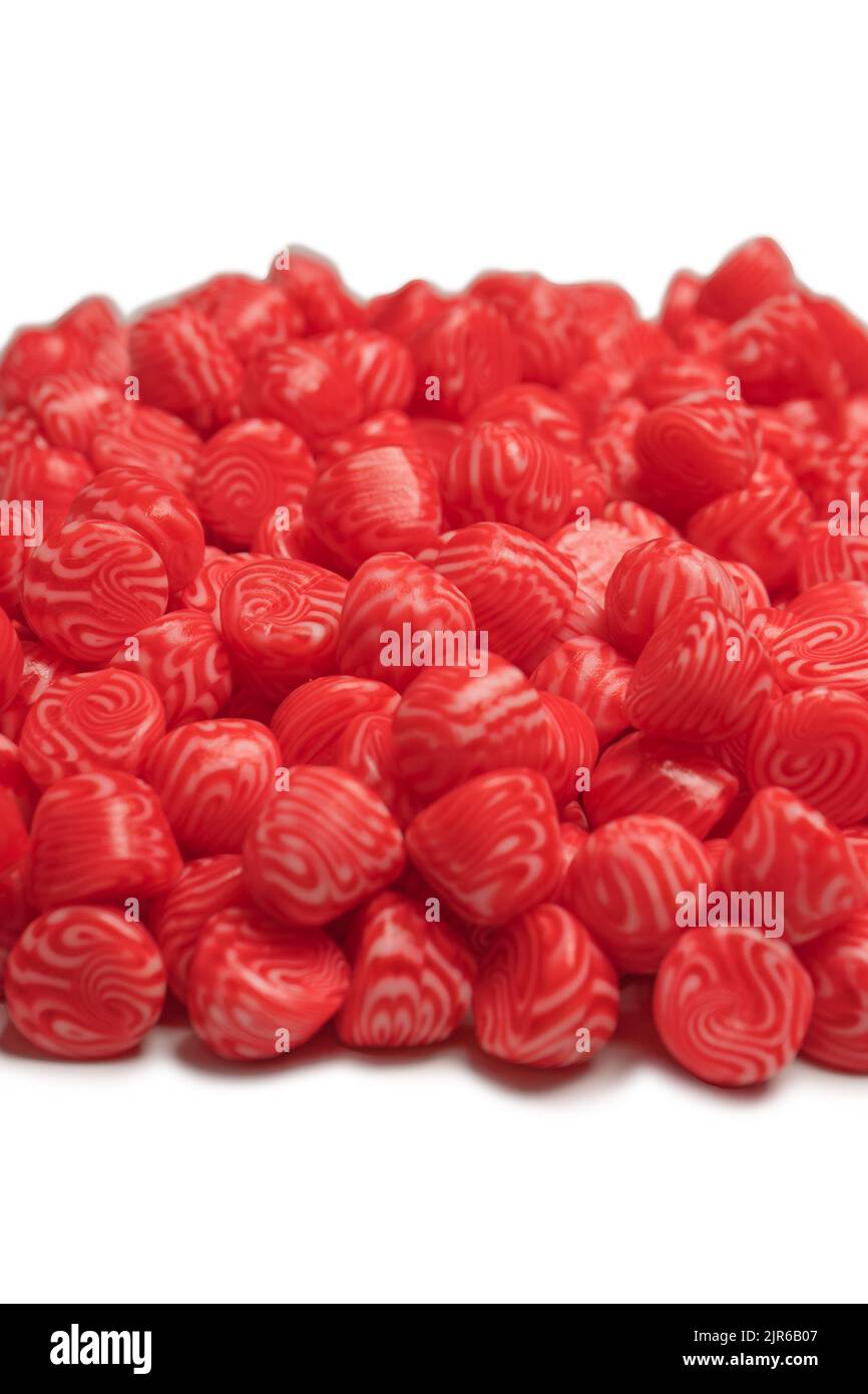 Rote runde leckere Gummy-Bonbons auf weißem Hintergrund. Stockfoto