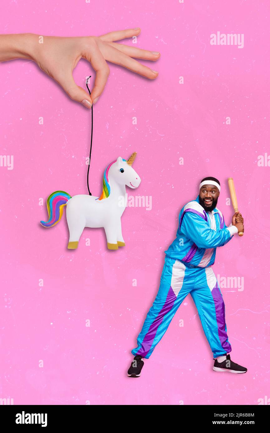 Collage vertikale Foto von jungen lustigen Sportler tragen Stirnband schlagen Pinata Pferd verrückt isoliert auf rosa Hintergrund Stockfoto