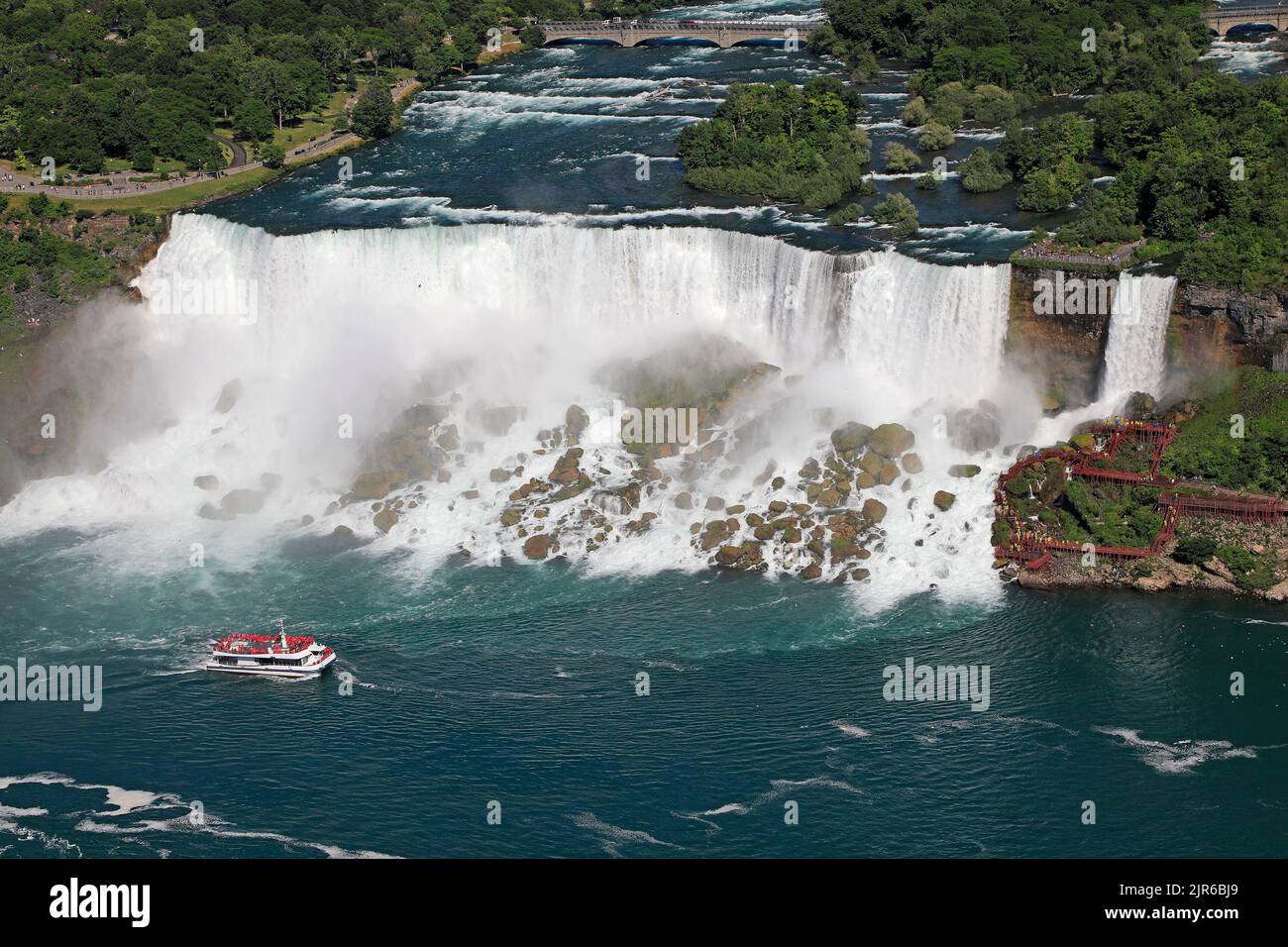 Luftaufnahme der American und Bridal Veil Falls einschließlich Hornblower Boat Segeln auf dem Niagara River, Kanada und USA natürliche Grenze Stockfoto
