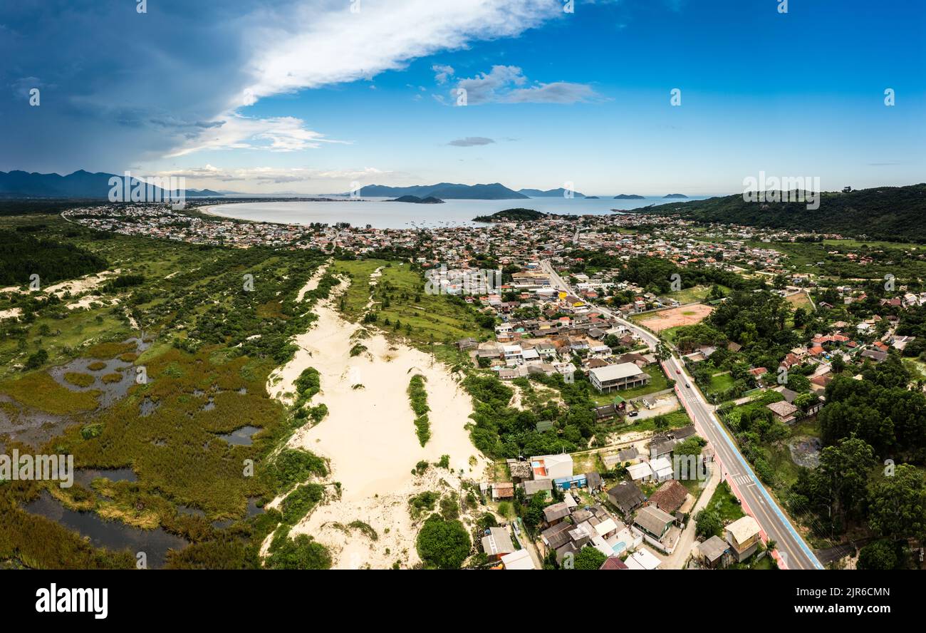 Panorama-Luftaufnahme von Enseada da Pinheira - einem kleinen Ferienort in der Vorsehung von Santa Catarina, Brasilien Stockfoto