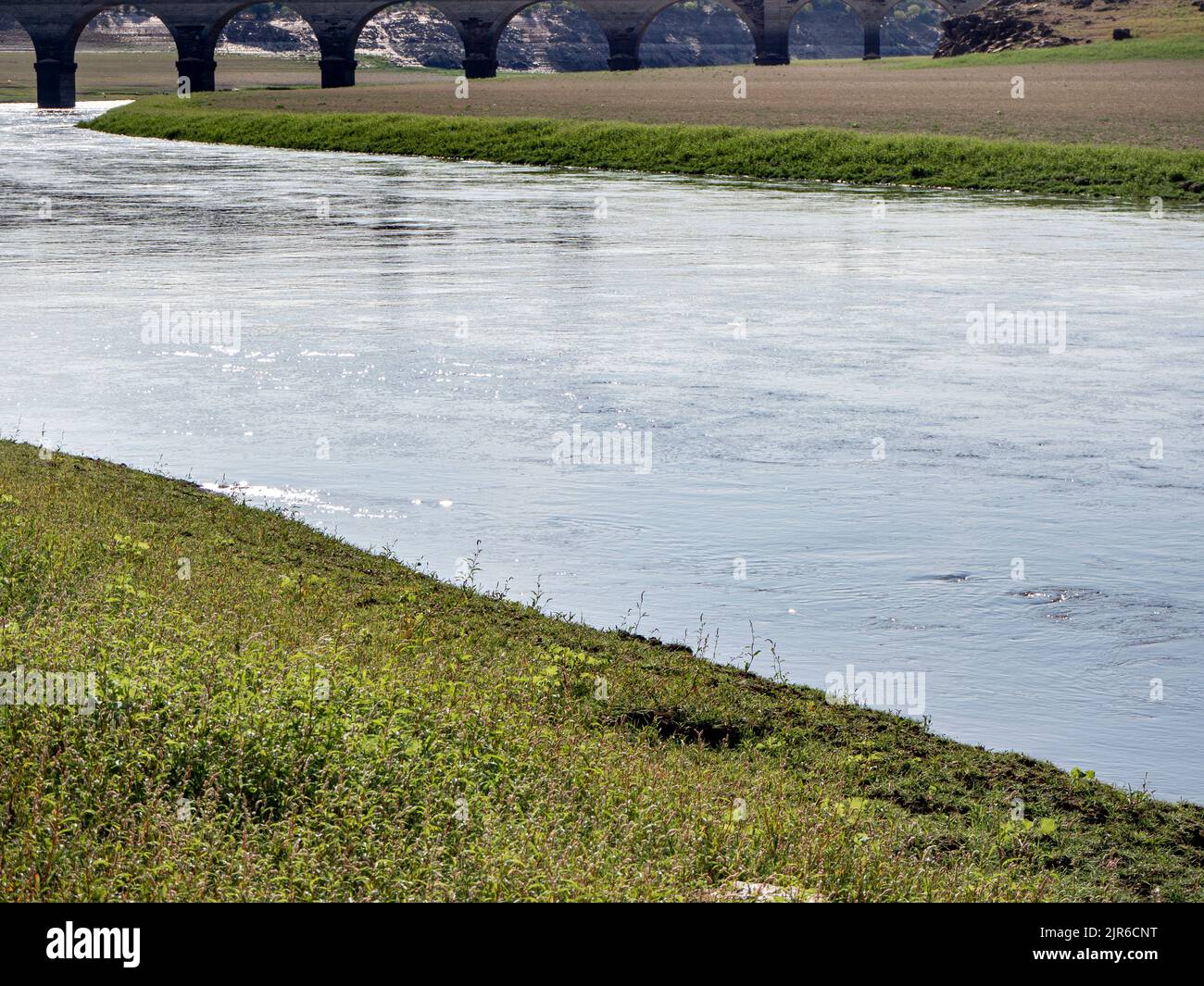 Trockenes Land in einem trockenen Reservoir aufgrund der globalen Erwärmung Stockfoto