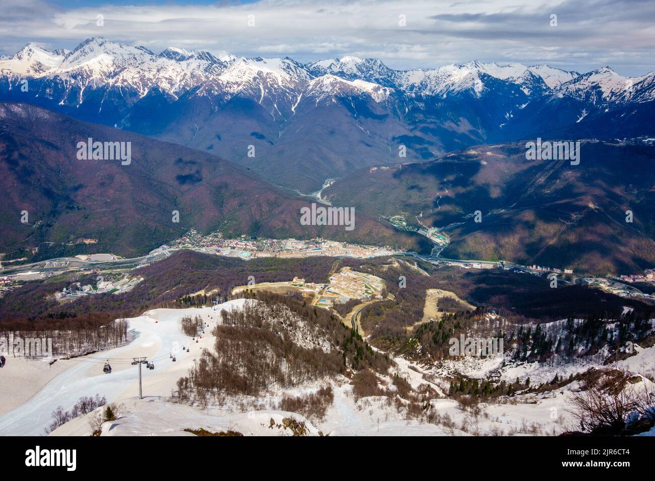 Von den Skipisten aus hat man einen schönen Blick auf die Stadt Krasnaja Poljana und das Kaukasusgebirge Stockfoto
