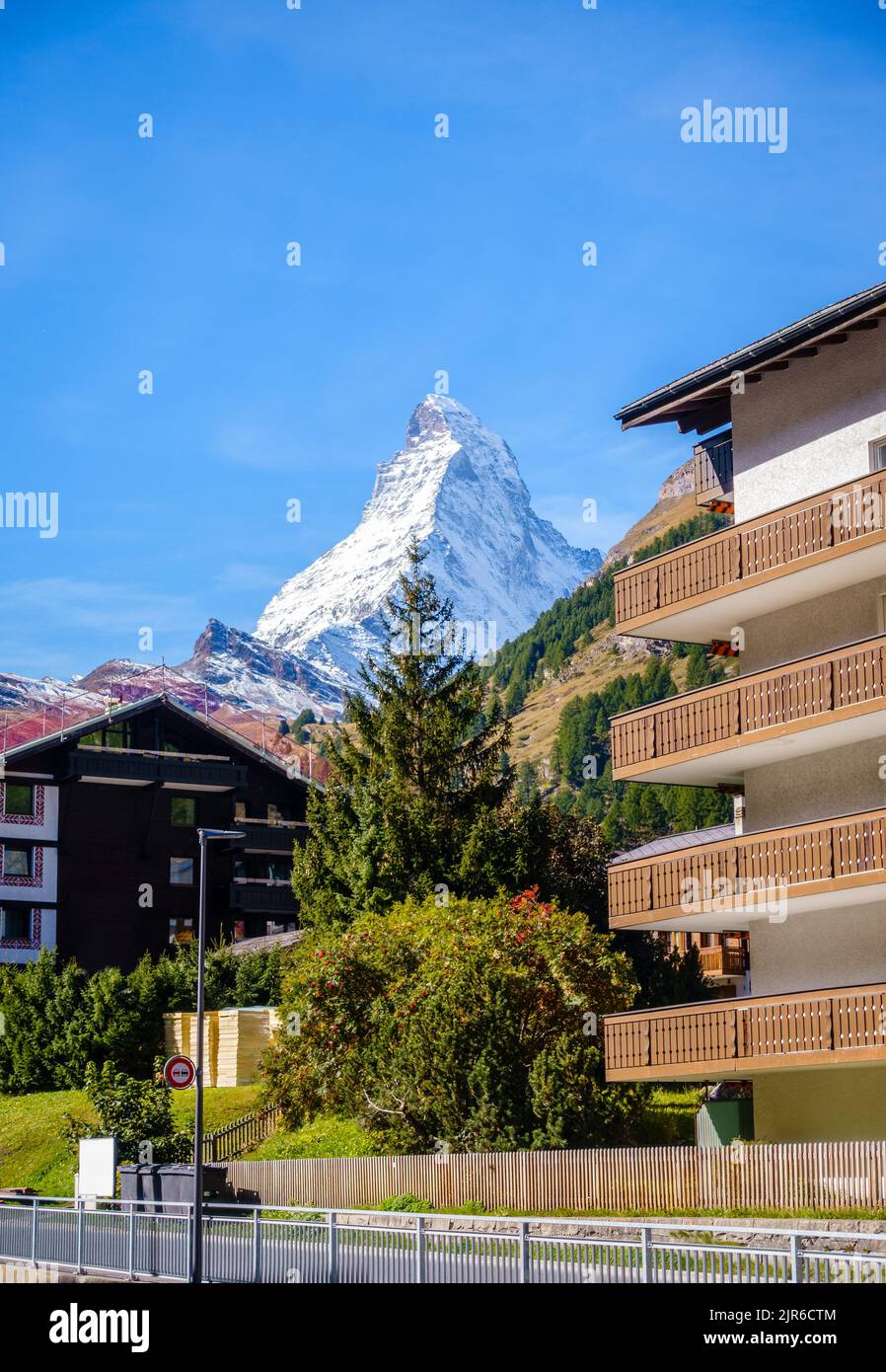 Eine Straße im Schweizer Ferienort Zermat mit Blick auf das Matterhorn Stockfoto