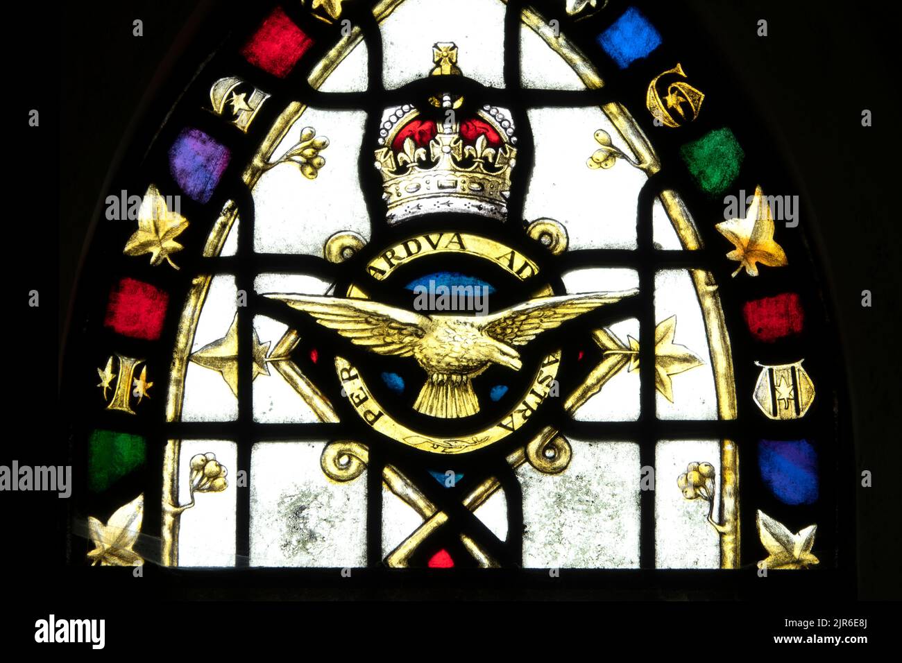 Glasfenster RAF Widmung aus der Kirche St. John the Evangelist, Newtimber, Sussex, Großbritannien Stockfoto