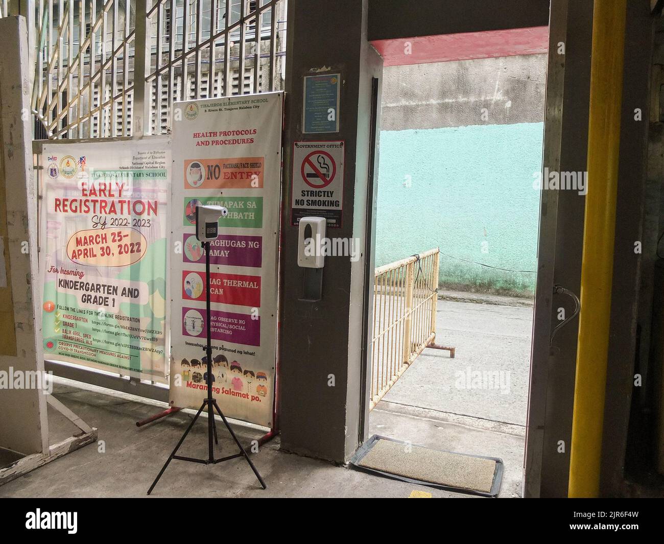 Malabon City, Philippinen. 22. August 2022. Am Eingang der Tinajeros-Grundschule in Malabon City gab es eine digitale automatische Body-Measuring-Temperaturcheckmaschine und einen Alkoholspender. Nach zwei Schuljahren ohne Präsenzunterricht werden die leeren Korridore und Klassenräume wieder voll mit Schülern sein, da das Bildungsministerium (DepEd) am Montag, den 22. August, den Beginn des Schuljahres 2022-2023 offiziell eröffnet. Kredit: SOPA Images Limited/Alamy Live Nachrichten Stockfoto