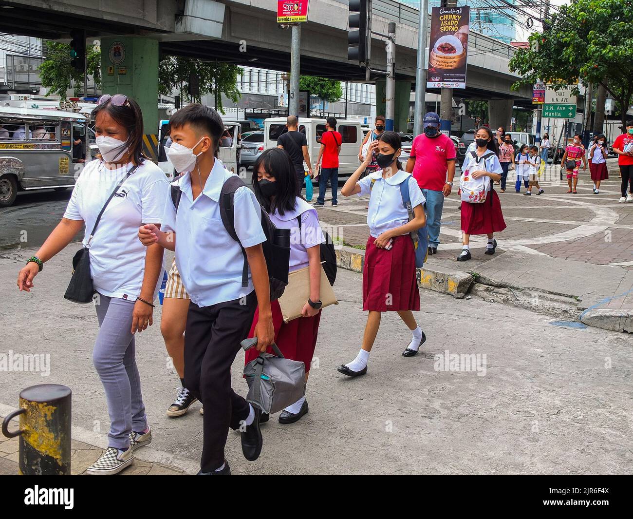 Manila, Philippinen. 22. August 2022. Eine Mutter holt ihren Sohn aus der Schule in Manila. Nach zwei Schuljahren ohne Präsenzunterricht werden die leeren Korridore und Klassenräume wieder voll mit Schülern sein, da das Bildungsministerium (DepEd) am Montag, den 22. August, den Beginn des Schuljahres 2022-2023 offiziell eröffnet. Kredit: SOPA Images Limited/Alamy Live Nachrichten Stockfoto