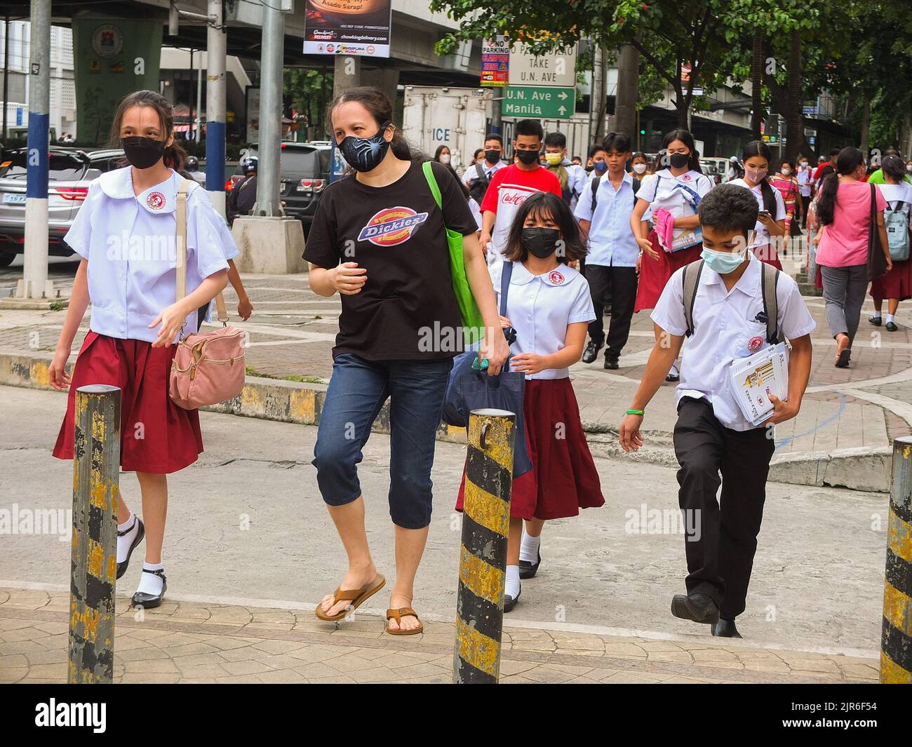 Manila, Philippinen. 22. August 2022. Eine Mutter holt ihre Tochter aus der Schule in Manila. Nach zwei Schuljahren ohne Präsenzunterricht werden die leeren Korridore und Klassenräume wieder voll mit Schülern sein, da das Bildungsministerium (DepEd) am Montag, den 22. August, den Beginn des Schuljahres 2022-2023 offiziell eröffnet. Kredit: SOPA Images Limited/Alamy Live Nachrichten Stockfoto