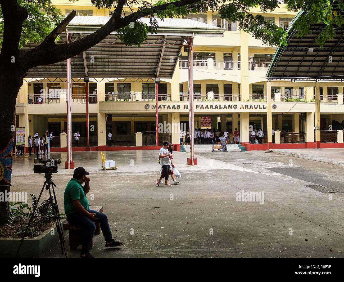 Manila, Philippinen. 22. August 2022. Die Fassade des Hochschulgebäudes von Arallo in Manila. Nach zwei Schuljahren ohne Präsenzunterricht werden die leeren Korridore und Klassenräume wieder voll mit Schülern sein, da das Bildungsministerium (DepEd) am Montag, den 22. August, den Beginn des Schuljahres 2022-2023 offiziell eröffnet. Kredit: SOPA Images Limited/Alamy Live Nachrichten Stockfoto