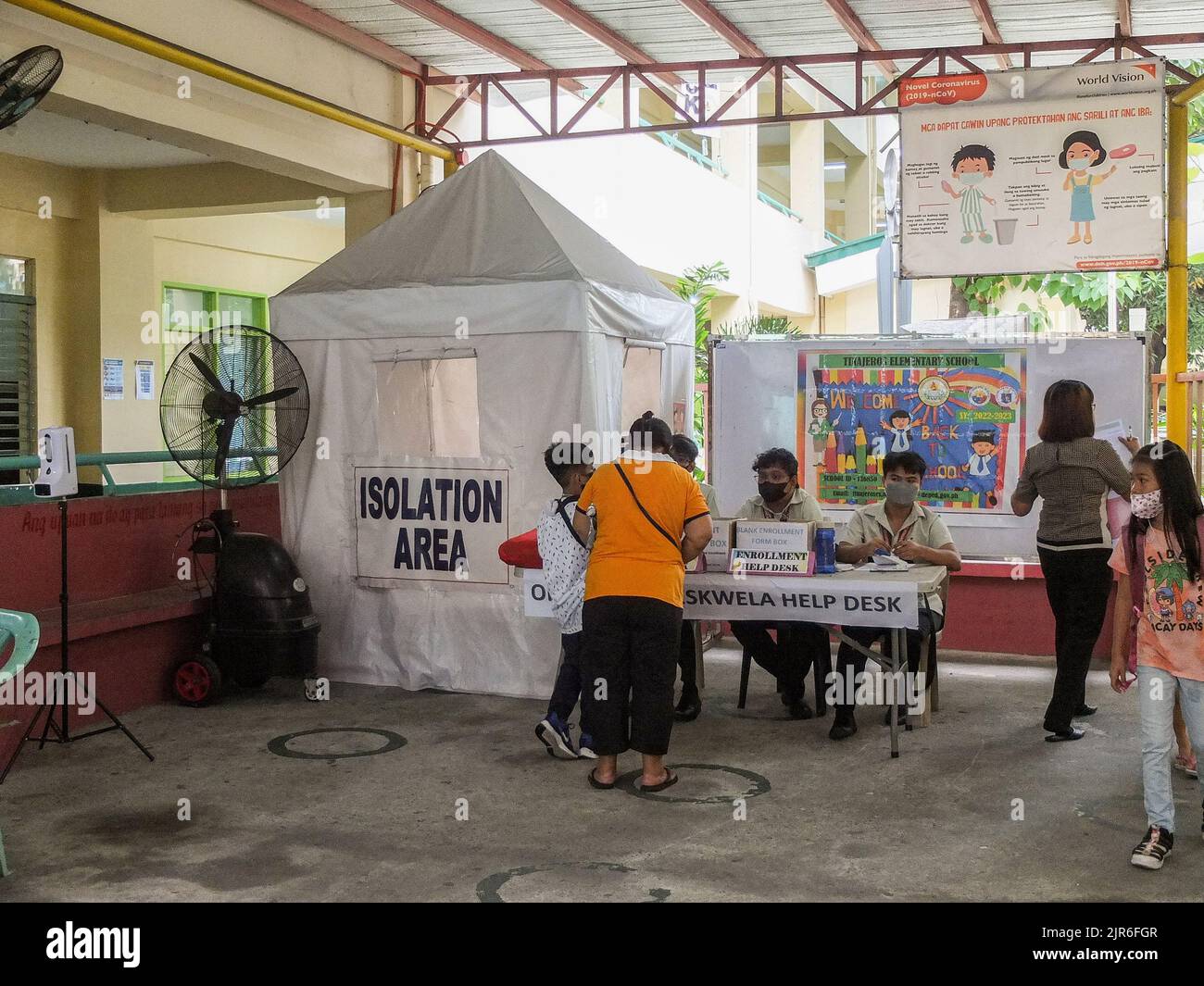 Malabon City, Philippinen. 22. August 2022. Eine Mutter und ihr Sohn erhalten eine Anfrage beim Einschreibehilfesaal der Tinajeros Grundschule in Malabon. Nach zwei Schuljahren ohne Präsenzunterricht werden die leeren Korridore und Klassenräume wieder voll mit Schülern sein, da das Bildungsministerium (DepEd) am Montag, den 22. August, den Beginn des Schuljahres 2022-2023 offiziell eröffnet. (Foto: Josefiel Rivera/SOPA Images/Sipa USA) Quelle: SIPA USA/Alamy Live News Stockfoto