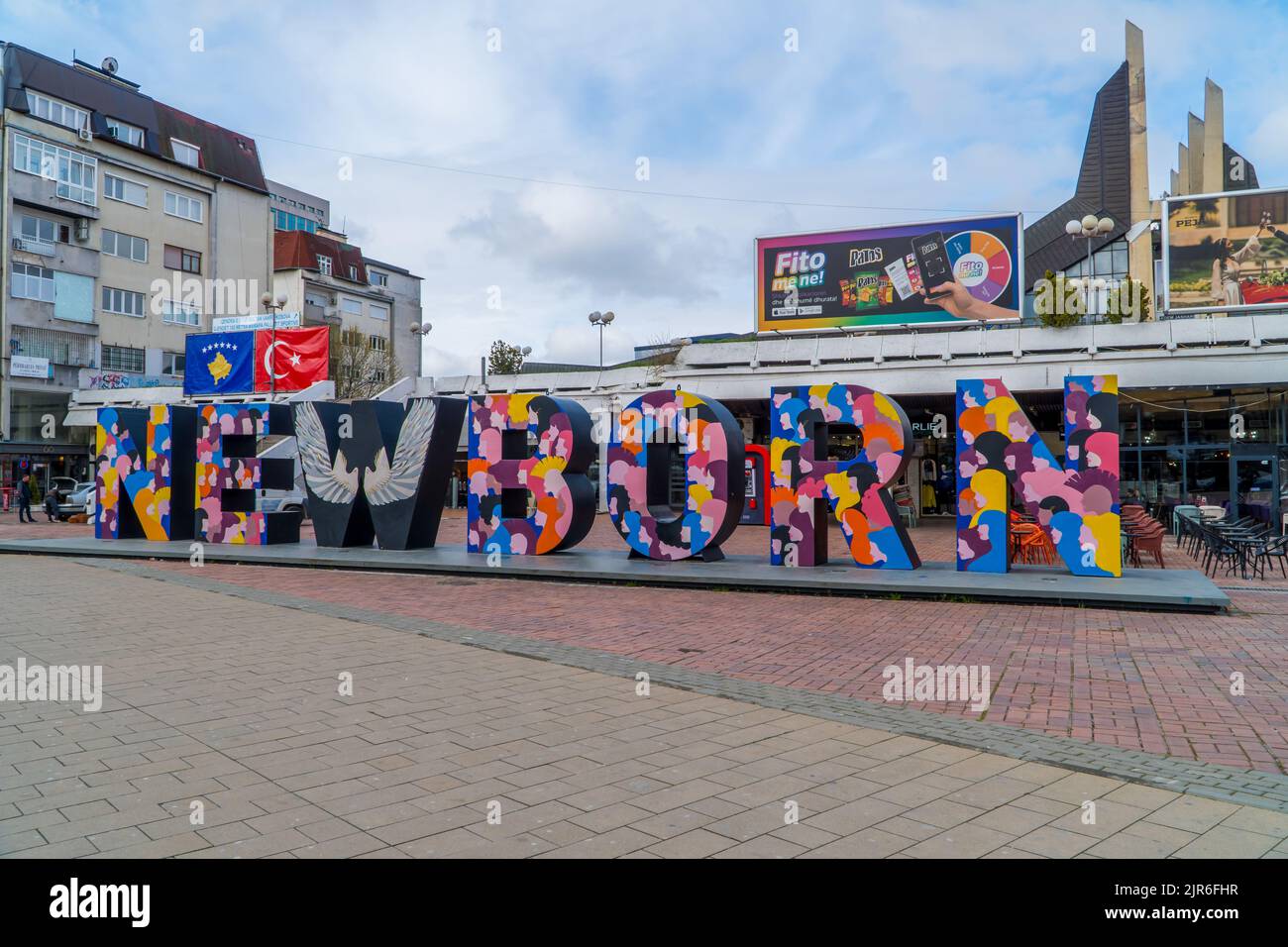Die neugeborene typografische Skulptur auf einer Straße und die Flaggen des Kosovo und der Türkei im Zentrum von Pristina Stockfoto