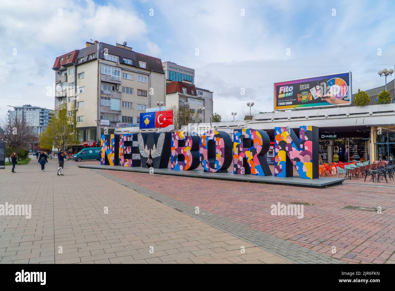 Das Newborn-Briefschild auf einer Straße und die Flaggen des Kosovo und der Türkei im Zentrum von Pristina Stockfoto