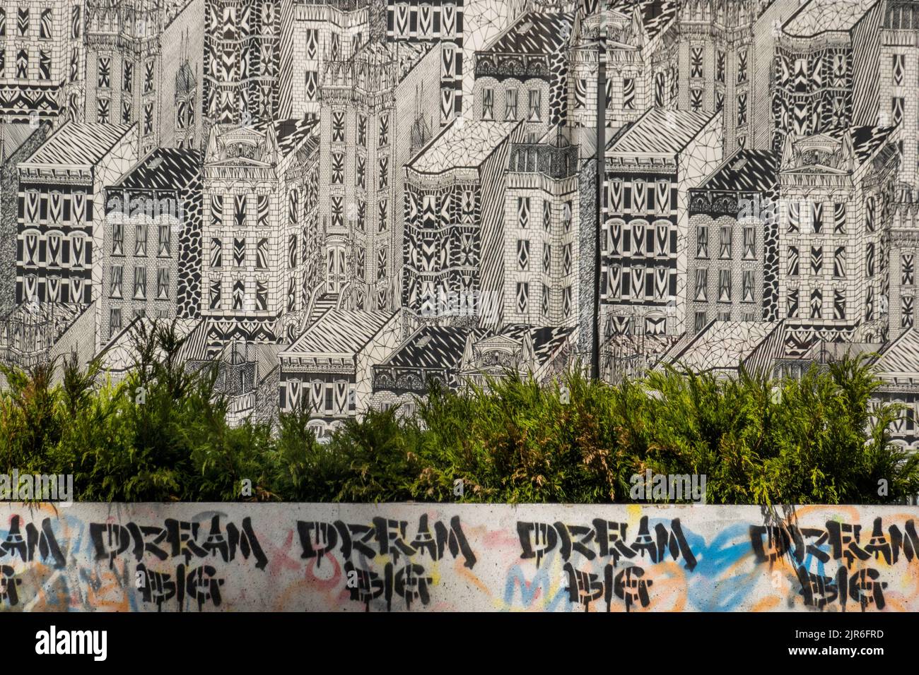 Träumen Sie von einer großen Straßenbarriere vor einem Wandbild für öffentliche Kunst in der Nähe des Welthandelszentrums Lower Manhattan NYC Stockfoto
