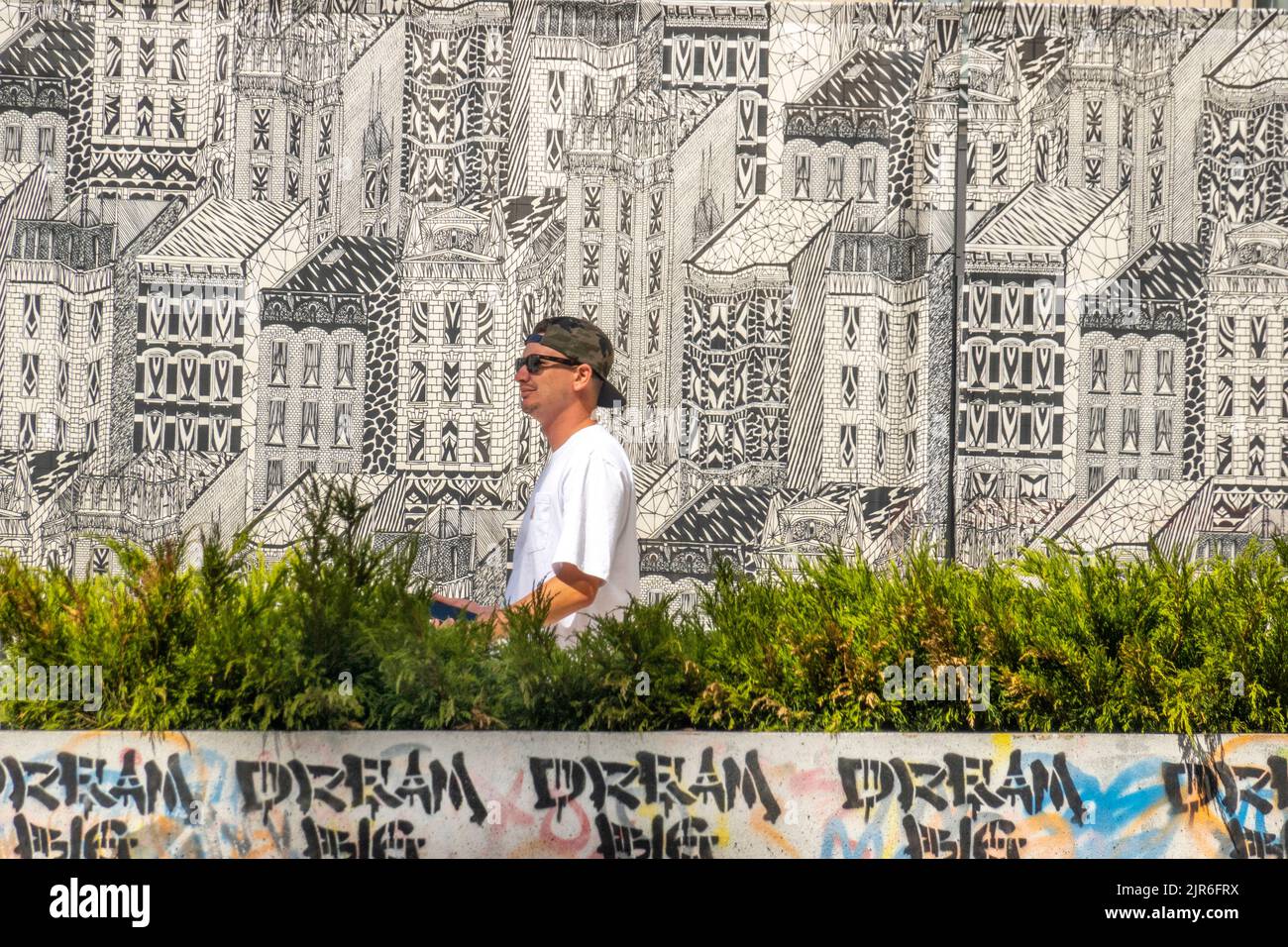 Träumen Sie von einer großen Straßenbarriere vor einem Wandbild für öffentliche Kunst in der Nähe des Welthandelszentrums Lower Manhattan NYC Stockfoto