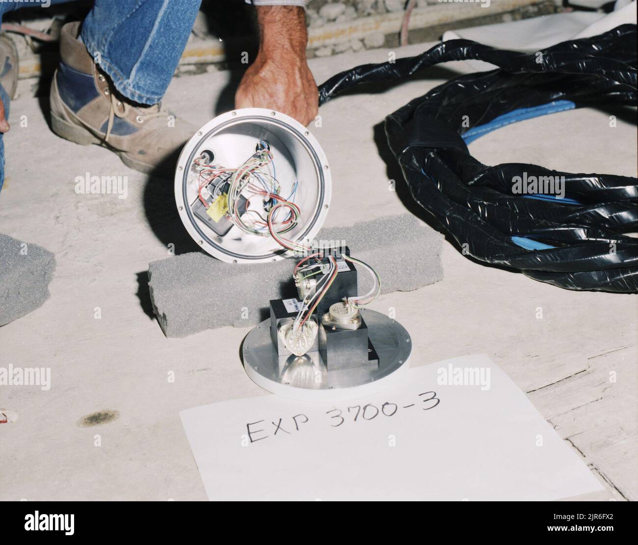 A881190 U12N MISTY ECHO NNWSI TUNNELDYNAMIK JIMMY LEE (PROJEKTINGENIEUR) NOV 14 88 EG&G/NTS FOTOLABOR VERÖFFENTLICHUNGSDATUM: 11/14/1988 EDGERTON, GERMESHAUSEN & GRIER; EG&G; AUSRÜSTUNG; GERÄTE & INSTRUMENTE; EXP 3700-3; INSTRUMENTE; INSTRUMENTE UND GERÄTE; MISTY ECHO; NEVADA; NEVADA TESTGELÄNDE; NNWSI; NNWSI TUNNELDYNAMIK; NTS; KERNENERGIETECHNIK; KERNWAFFENTESTS; KERNWAFFENTESTS; TESTSTANDORTE; TUNNELDYNAMIK; UGT; UNTERIRDISCHE TESTS; DRÄHTE UND KABEL; DRÄHTE; U12N NEBLIGE HISTORISCHE AUFNAHMEN DES ECHO NNWSI-TUNNELS. 1972 - 2012. Energieministerium. National Nuclear Security Administration. Photogr Stockfoto