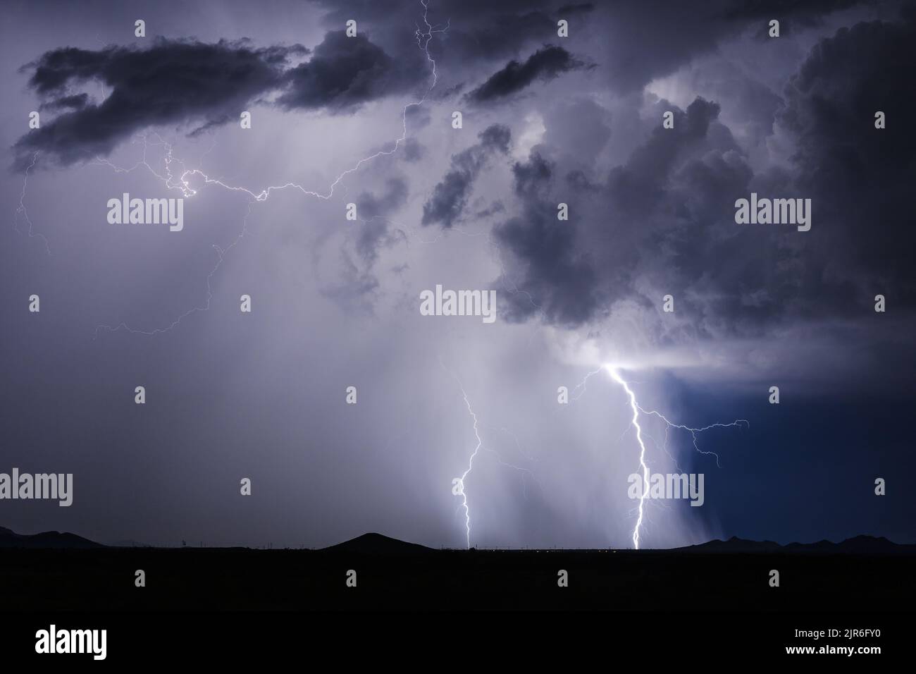 Monsun-Gewitter mit Blitz und starkem Regen in der Nähe von Stanfield, Arizona Stockfoto