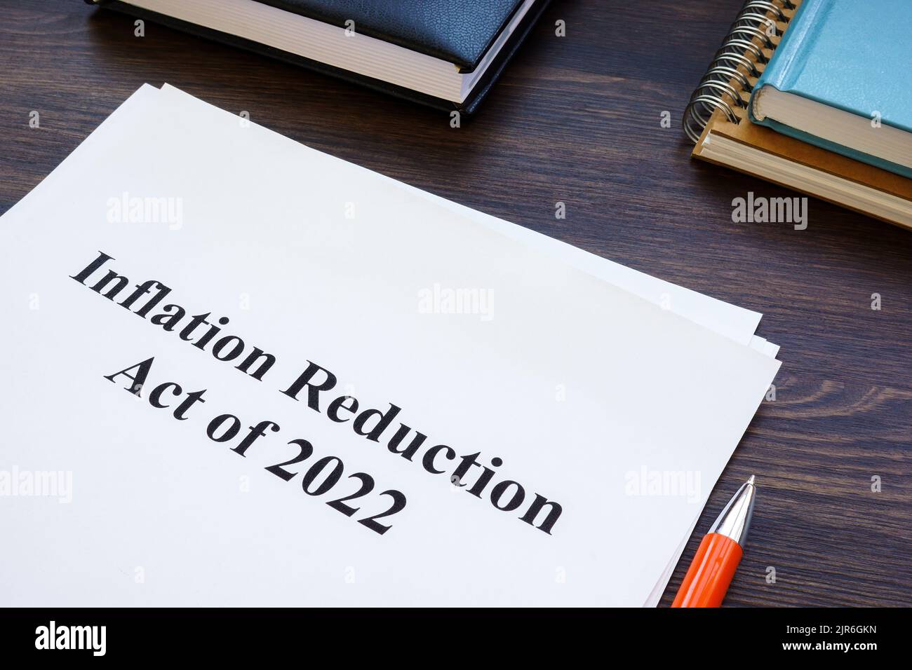 Papiere mit Inflation Reduction Act von 2022 und Notizblock. Stockfoto