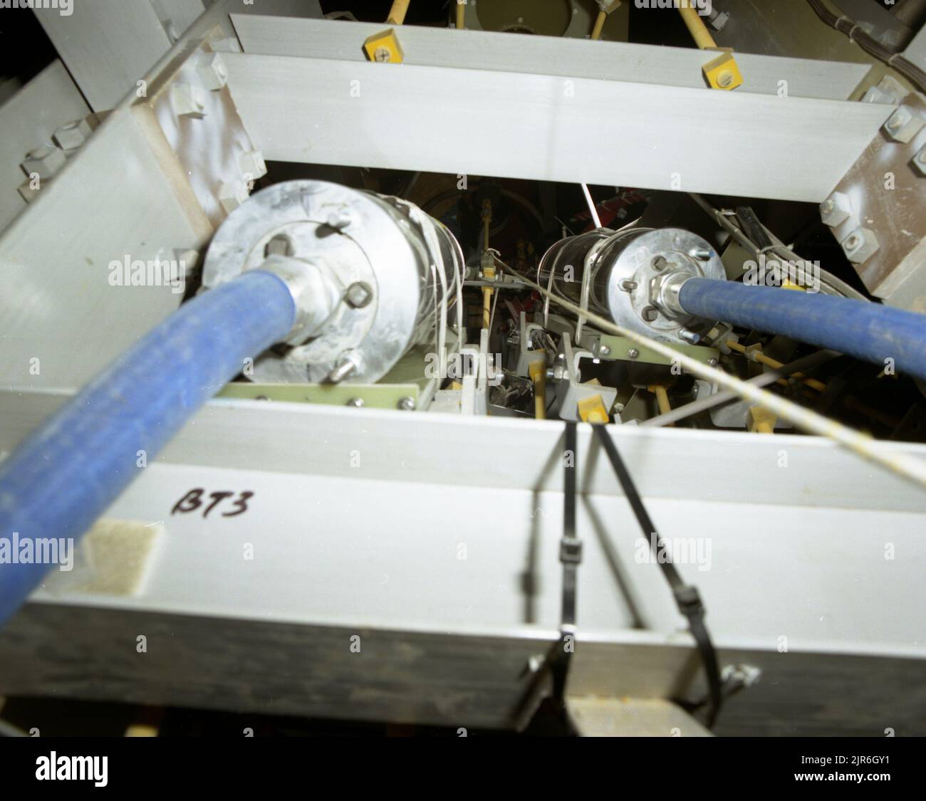 NTS A88 926 09-30-88 SANDIA NATIONAL LABS U12N MISTY ECHO INSTALLIERTE IMM-MESSGERÄTE VASQUEZ (PROJECT ENGINEER) VERÖFFENTLICHUNGSDATUM: 9/30/1988 MESSGERÄTE; SCHLÄUCHE UND KANISTER; INSTALLIERTE IMM-MESSGERÄTE; METALLKONSTRUKTION (KOMPLIZIERT); METALLSTÄBE UND -TRÄGER; MISTY ECHO; NEVADA; NEVADA; NTS; KERNENERGIETECHNIK; KERNWAFFENTESTS; KERNWAFFENTESTS; NATIONALE SANDIA-LABORS; TESTSTANDORTE; TUNNEL; U12N; U12N NEBLIGER ECHO; UGT; UNTERIRDISCH; UNTERIRDISCHE TESTS; WAFFENEFFEKTE; HISTORISCHE BILDER DER WAFFENTECHNIK. 1972 - 2012. Energieministerium. National Nuclear Security Administration. Fotos Beziehen Sich Auf Stockfoto