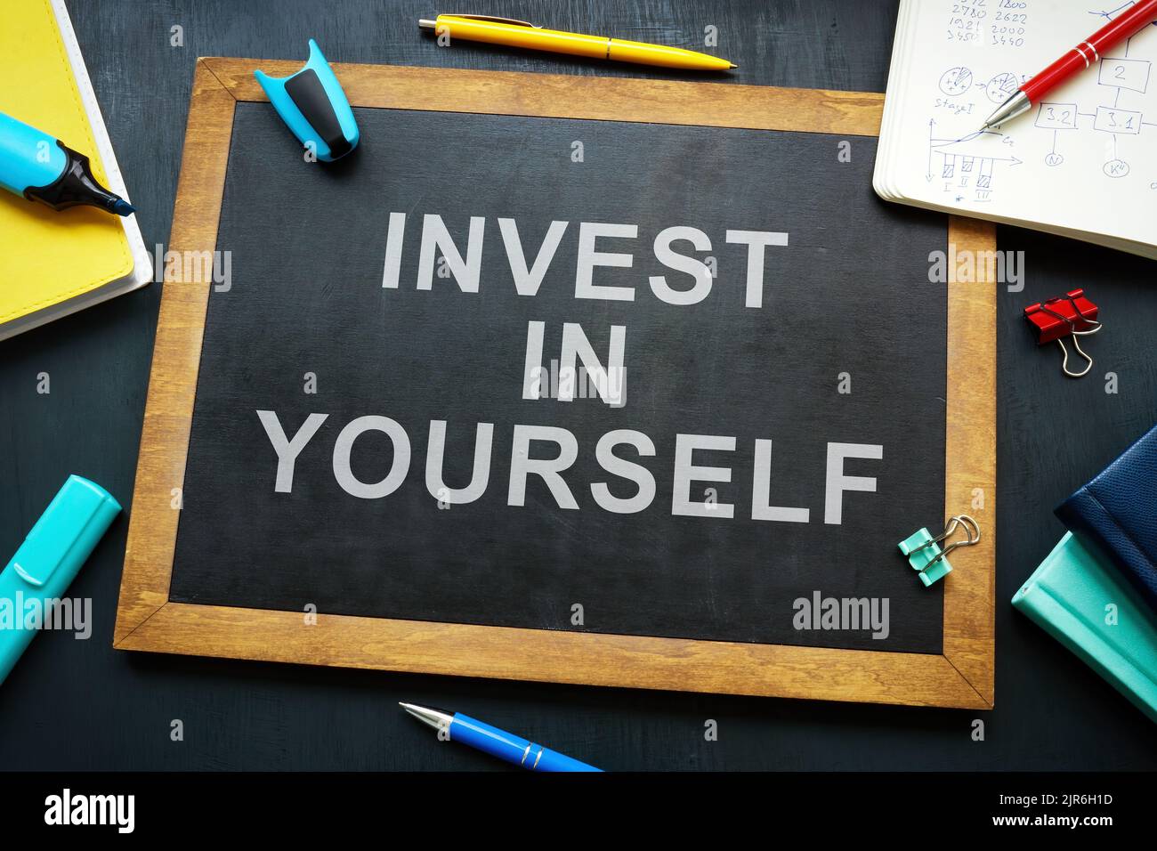 Investieren Sie in sich selbst Phrase auf der Tafel. Stockfoto
