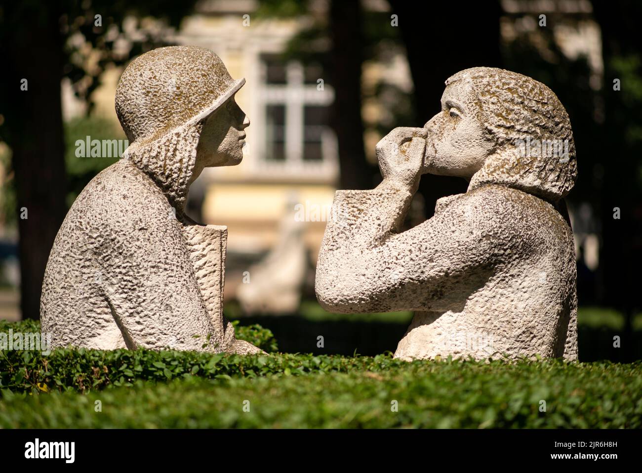 Gartenskulptur mit zwei Mädchen, die in der Innenstadt von Sofia, Bulgarien, Osteuropa, Balkan und der EU plaudern Stockfoto