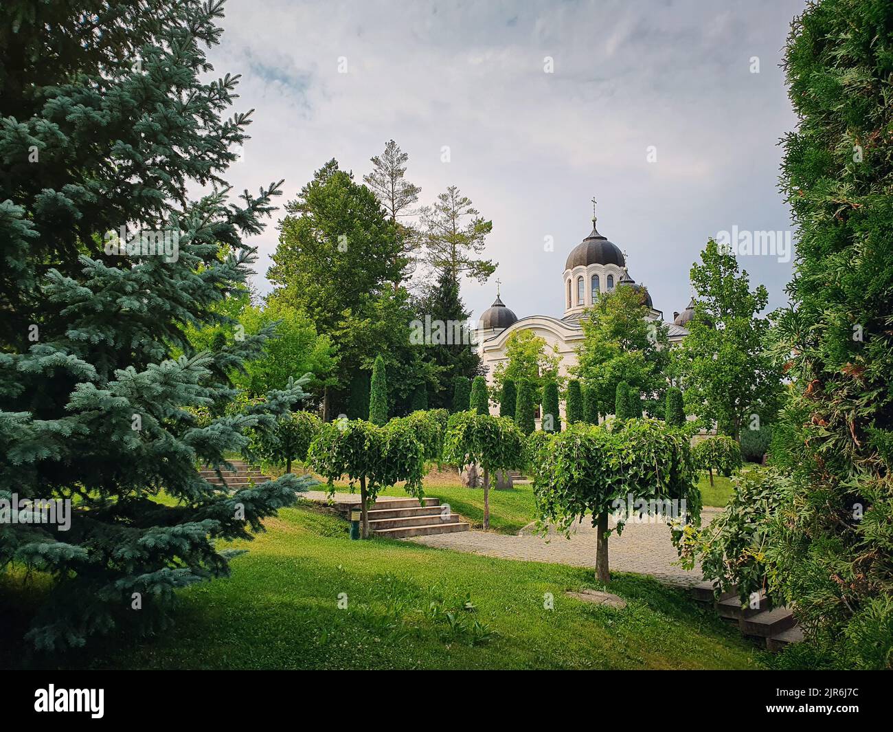 Curchi Kloster und schöner Blick auf den Garten. Der grüne Park rund um das berühmte Wahrzeichen in Orhei, Moldawien. Kirche im christlich-orthodoxen Stil Tradi Stockfoto