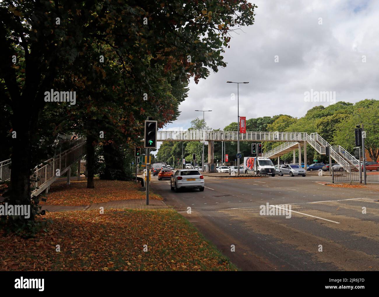 Fußgängerbrücke über die Western Avenue, Cardiff an der Cardiff Metropolitan University, Llandaff Campus. August 2022. Stockfoto