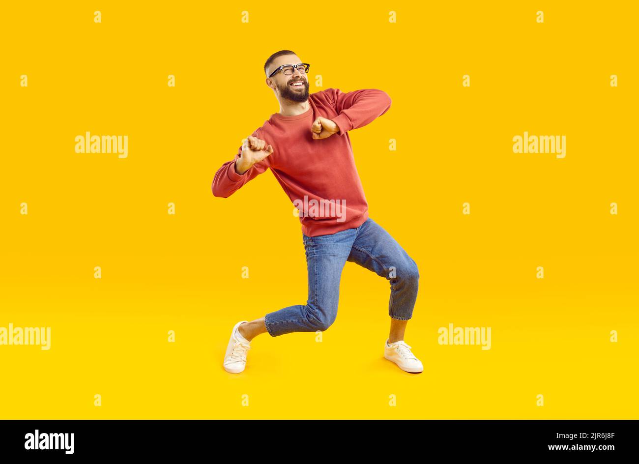 Happy Handsome jungen Mann in lässigen Outfit tanzen und Spaß im Modestudio Stockfoto