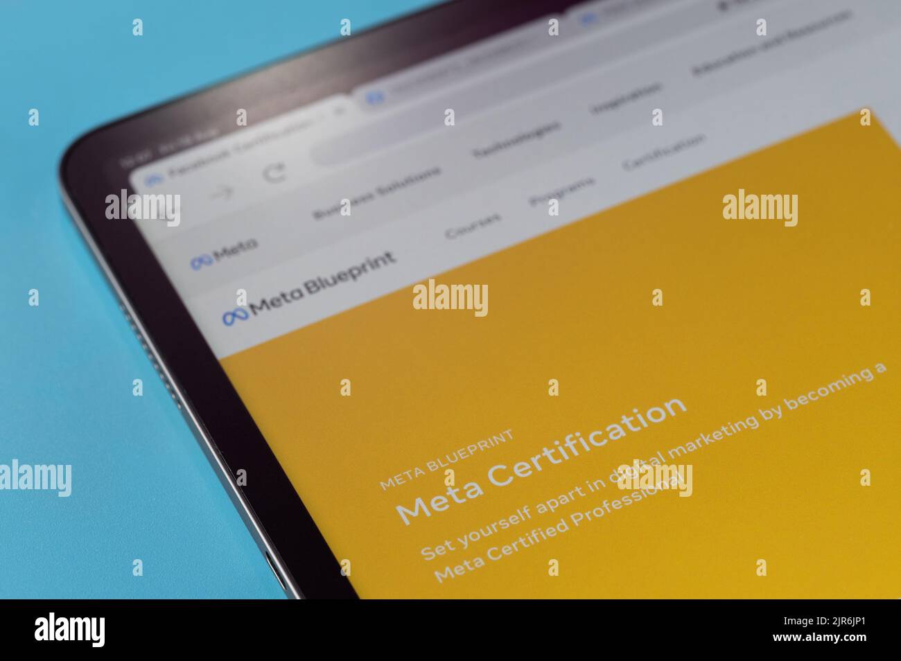 New york, USA - 20. august 2022: Überprüfung der Meta-Zertifizierungsseite auf dem Tablet-Bildschirm Makro-Nahaufnahme in blauem Hintergrund Stockfoto