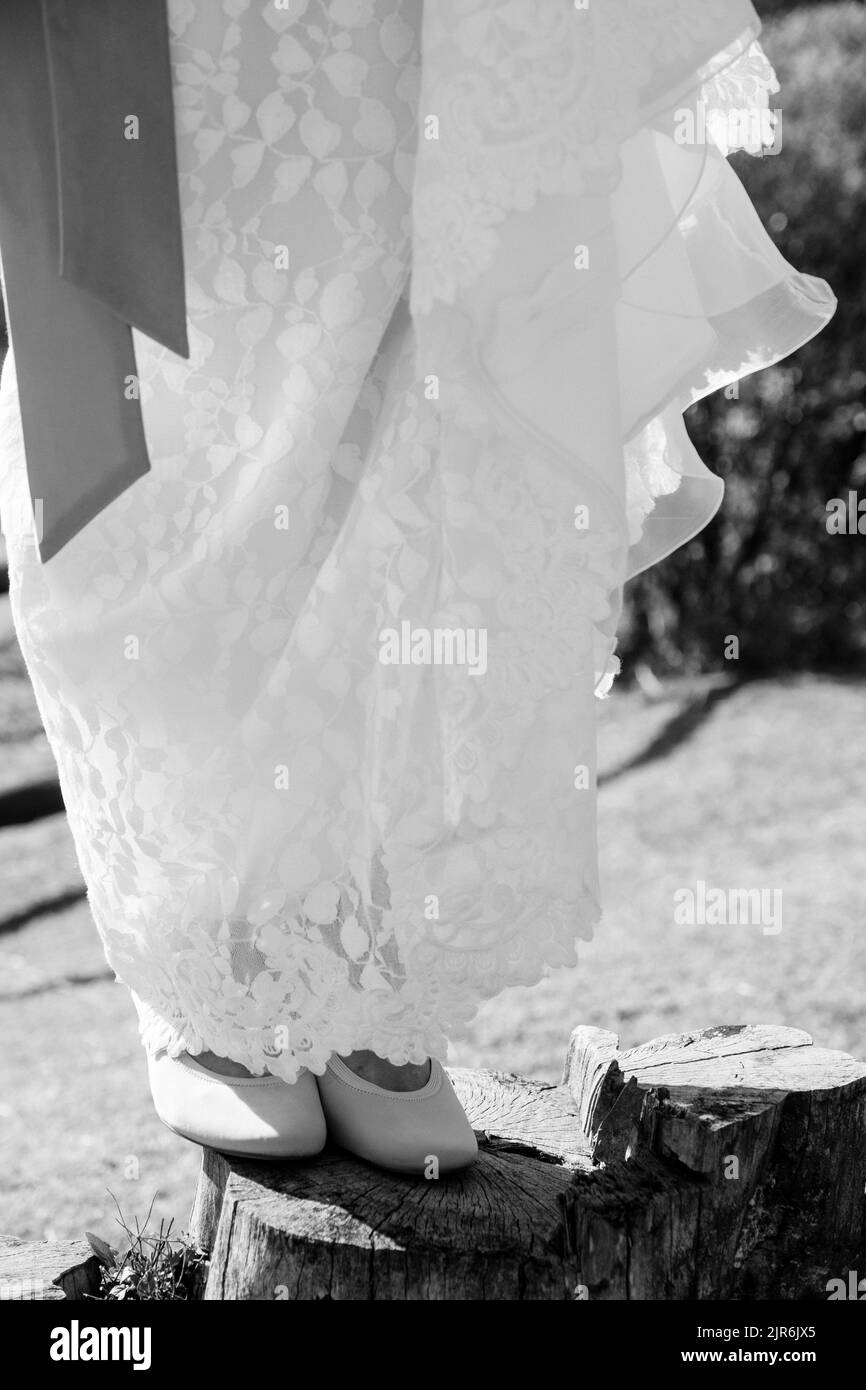 Nahaufnahme der Füße einer Braut auf einem Stein Stockfoto