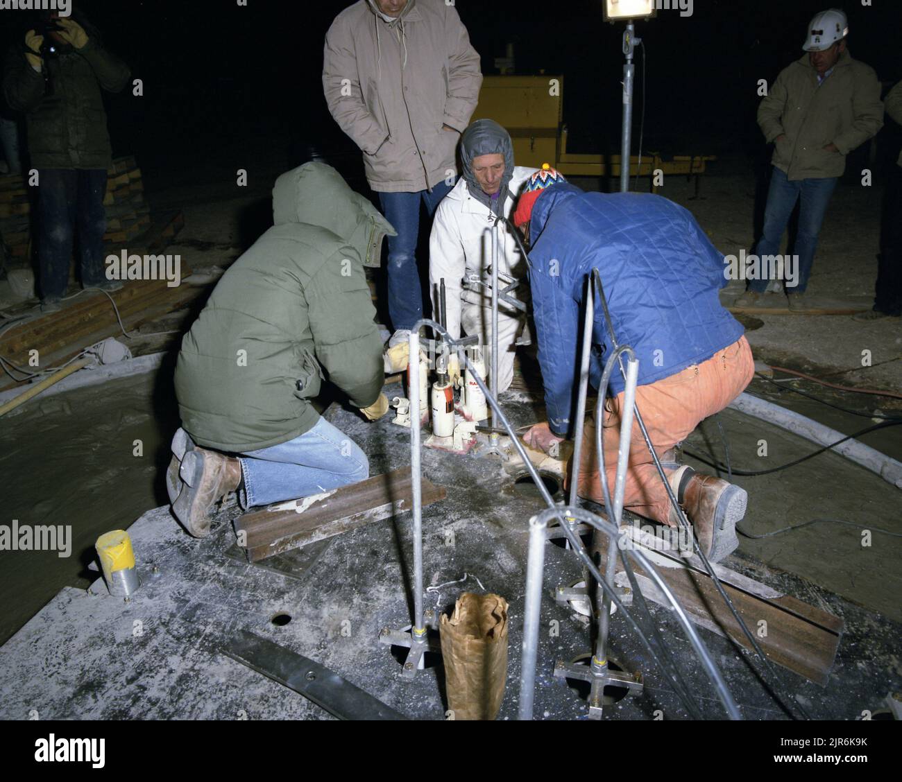 A88398 U12P MISSION CYBER GAUGE BUTTON-UP & SLIFERS CARL SMITH (PROJEKTINGENIEUR) MÄR 28 88 EG&G/NTS FOTOLABOR VERÖFFENTLICHUNGSDATUM: 3/28/1988 BAUMASCHINEN; EDGERTON, GERMESHAUSEN & GRIER; EG&G; AUSRÜSTUNG; GERÄTE UND INSTRUMENTE; EINSCHLUSSPRÜFUNG; INSTALLATION UND VERMABUNG VON MESSGERÄTEN; INSTRUMENTE; INSTRUMENTE UND GERÄTE; MÄNNLICH; MÄNNLICH; MÄNNER; MÄNNER (ZUSATZ EINES MÄNNLICHEN MODIFIKATORS); NEVADA; NEVADA-TESTGELÄNDE; NTS; KERNENERGIETECHNOLOGIE; KERNWAFFENTESTS; KERNWAFFENTESTS; TESTSTANDORTE; UGT; UNTERIRDISCHE TESTS; DRAHT UND KABEL; ARBEITER; ARBEITER, INDUSTRIE; U12G-GAUGE-EINSCHLUSS-TEST HISTORISCHE BILDER. 1972 - 2012. Stockfoto