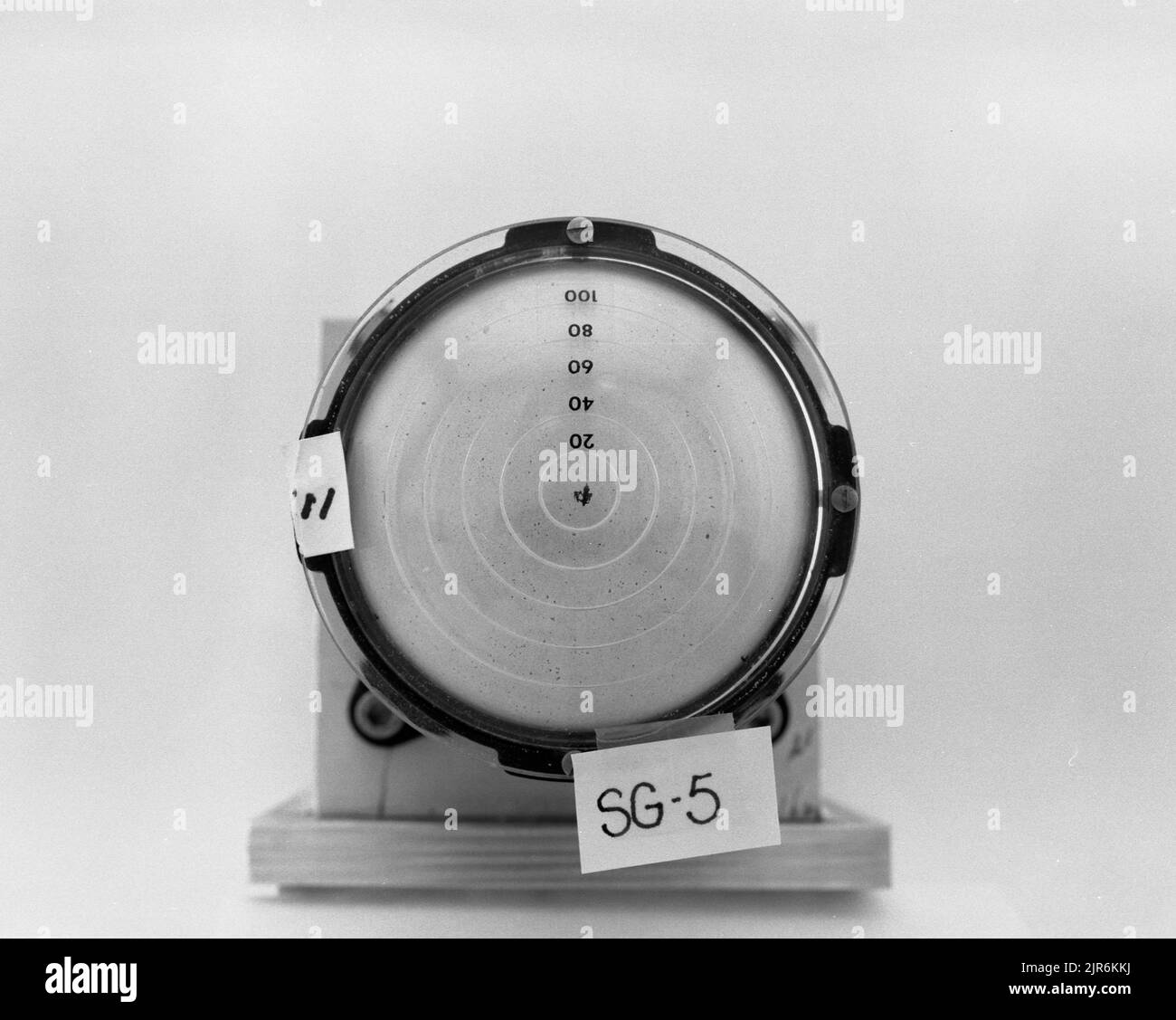 A88329 U12P MISSION CYBER SCRATCH GAUGES POST SHOT DAVID WAYMIRE (PROJEKTINGENIEUR) FEB 5 88 EG&G/NTS PHOTO LAB VERÖFFENTLICHUNGSDATUM: 2/5/1988 EDGERTON, GERMESHAUSEN & GRIER; EG&G; AUSRÜSTUNG; GERÄTE & INSTRUMENTE; INSTRUMENTE; INSTRUMENTE UND AUSRÜSTUNG; MISSION CYBER; NEVADA; NEVADA TESTSTANDORT; NTS; KERNENERGIETECHNIK; KERNWAFFENTESTS; KERNWAFFENTESTS; KRATZMESSGERÄTE NACH DEM SCHUSS; SG-5; TESTSTANDORTE; UGT; UNTERIRDISCHE TESTS; U12P MISSION CYBER historische Bilder. 1972 - 2012. Energieministerium. National Nuclear Security Administration. Fotografien im Zusammenhang mit Atomwaffentests bei der Nev Stockfoto