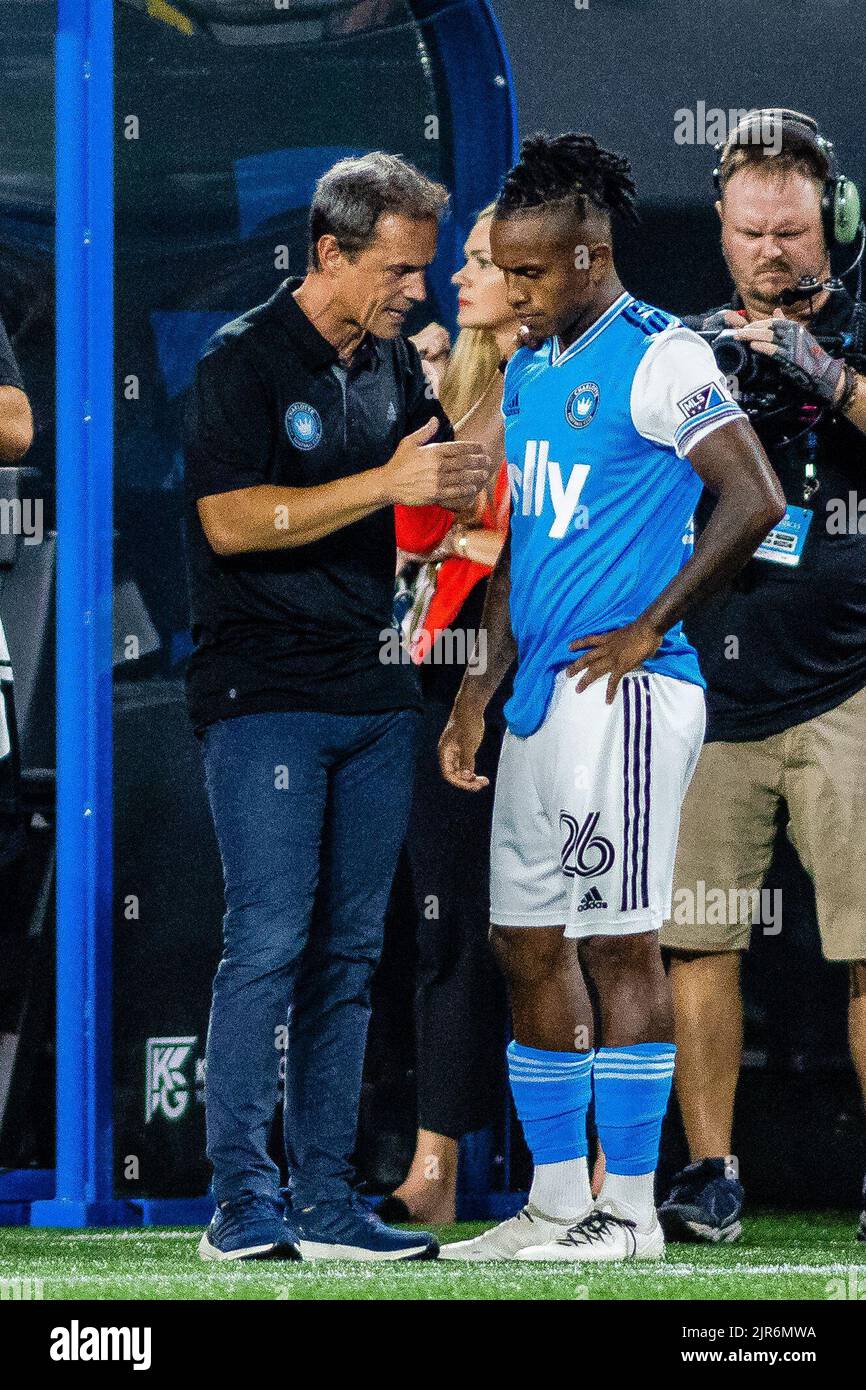 21. August 2022: Interim-Cheftrainer Christian Lattanzio spricht mit dem FC Charlotte-Stürmer Yordi Reyna (26), bevor er in der zweiten Hälfte des Fußballspiels der Major League im Bank of America Stadium in Charlotte, NC, gegen die Orlando City antreten wird. (Scott Kinser) Stockfoto