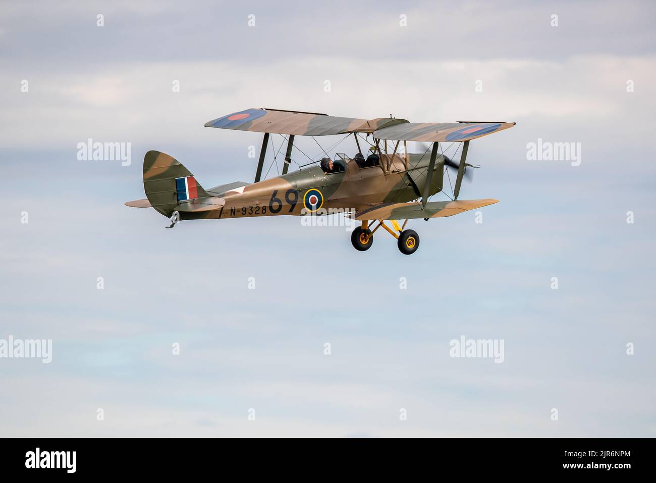 De Havilland D.H. 82 Tiger Moth ‘G-ALWS’ starten am 3.. Juli 2022 vom Old Warden Aerodrome Stockfoto