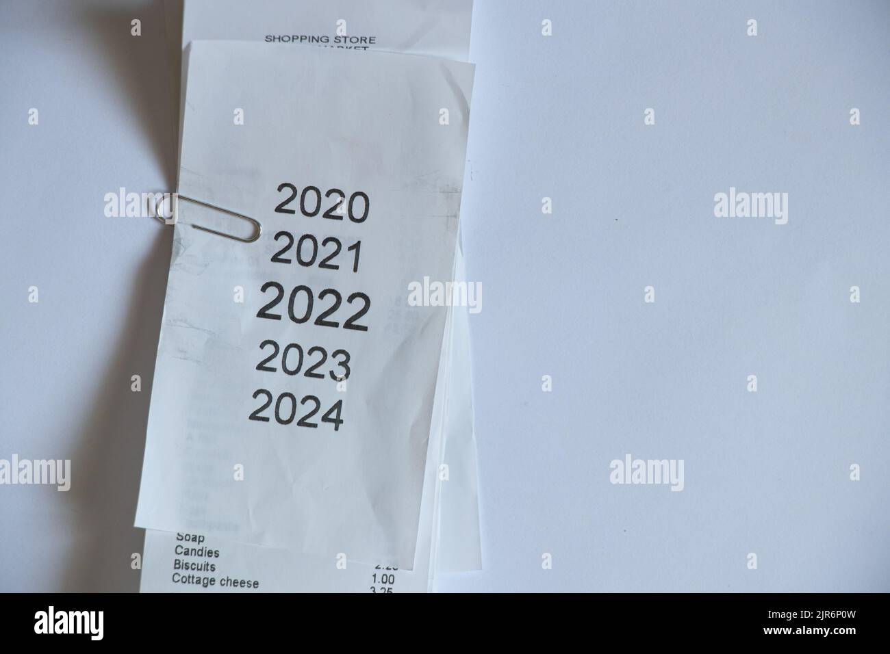 Jahre in der Checkliste 2020,2021,2022,2023 als Liste der auf Schecks gedruckten Jahre, Neujahr 2022 auf Papier als Hintergrund, eine Liste mit einer Liste der Jahre Stockfoto