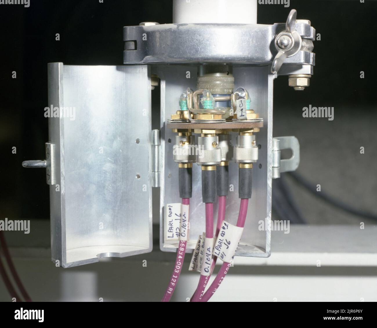 NTS A871422 SANDIA NATIONAL LABS U12P MISSION CYBER PRE-ARMING CLOSURES RAY PEABODY (PROJECT ENGINEER) NOV 30 87 EG&G/NTS PHOTO LAB VERÖFFENTLICHUNGSDATUM: 11/30/1987 CABLES; CLOSURE; EDGERTON, GERMESHAUSEN & GRIER; EG&G; GERÄTE; GERÄTE UND INSTRUMENTE; INSTRUMENTE; INSTRUMENTE UND GERÄTE; INSTRUMENTE UND GERÄTE; MISSION CYBER; NEVADA; NEVADA TESTGELÄNDE; NTS; KERNENERGIETECHNOLOGIE; P-TUNNEL; VORSCHARFSCHALTUNGSSCHLIESSUNGEN; TESTSTANDORTE; TUNNEL; UGT; UNTERIRDISCHE TESTS; WAFFENEFFEKTE; HISTORISCHE BILDER VON DRÄHTEN UND KABELN. 1972 - 2012. Energieministerium. National Nuclear Security Administration. Stockfoto
