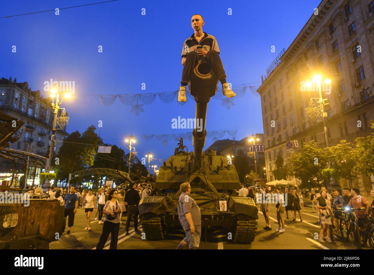 Kiew, Ukraine. 22. August 2022. Am Sonntag, dem 21. August 2022, schauen die Menschen auf die zerstörte russische Militärausrüstung in der Chreschtschatyk-Straße in Kiew, die vor dem Unabhängigkeitstag der Ukraine am 24. August, inmitten der russischen Invasion in der Ukraine, in ein Militärmuseum unter freiem Himmel verwandelt wurde. Foto von Vladyslav Musiienko/UPI Credit: UPI/Alamy Live News Stockfoto