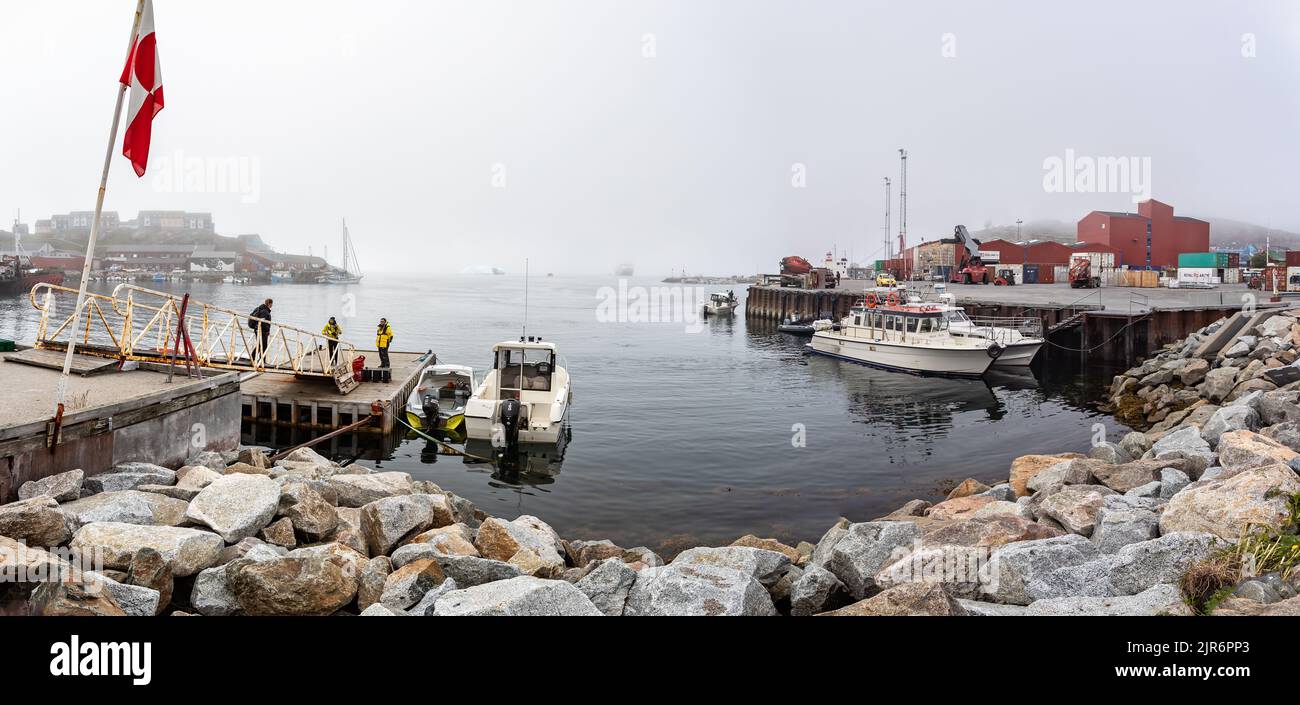 Hafen und Ponton am nebligen Tag in der Stadt Qaqortoq, Grönland, am 13. Juli 2022 Stockfoto