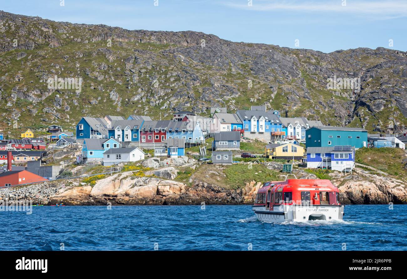 Am 13. Juli 2022 befördert Frau Fridtjof Nansen Passagiere in die Stadt Qaqortoq, Grönland Stockfoto