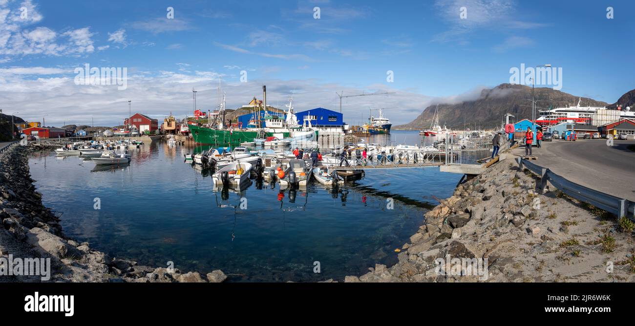 Panoramablick auf den Hafen mit Fischerbooten und Schnellbooten im farbenfrohen Hafen von Sisimiut, Grönland, am 16. Juli 2022 Stockfoto