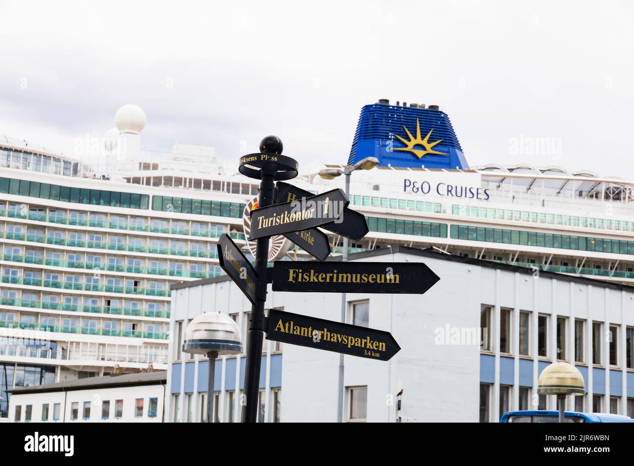 P&O-Kreuzschiff MS Iona, vor Touristeninformationsschildern anliegegestellt. Alesund, Norwegen Stockfoto