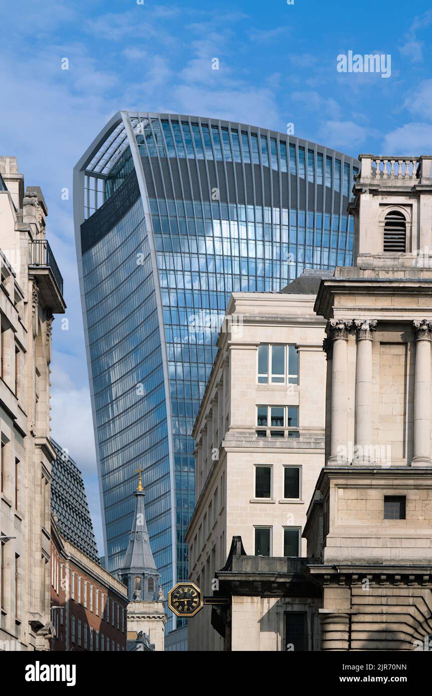 Blick auf die Lombard Street auf den Walkie Talkie Skyscraper und die Saint Mary Woolnoth Church, City of London, Großbritannien. Konzept Alt Und Modern Stockfoto